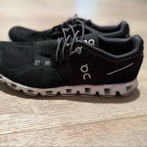 On Cloud- Size 8.5. Black